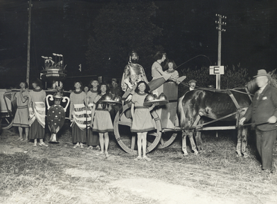 99896 Afbeelding van groep E (Gezant van Nimroda) in de nachtelijke maskeradeoptocht met als thema Ichnaton, ter ...